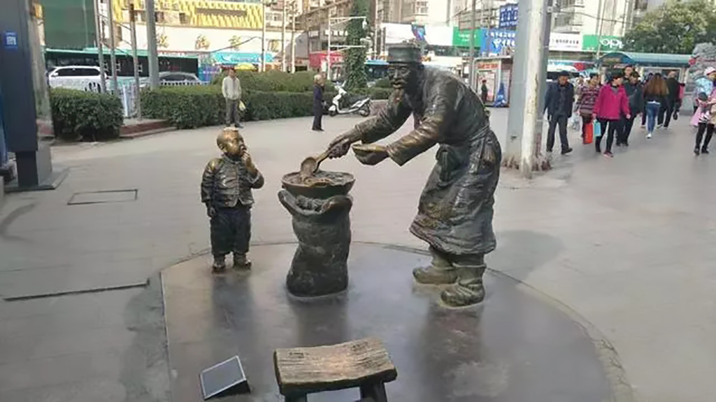 蘭州的鑄銅雕塑《熱冬果》明明只有一個饞嘴小童，為何有兩個小童的說法？