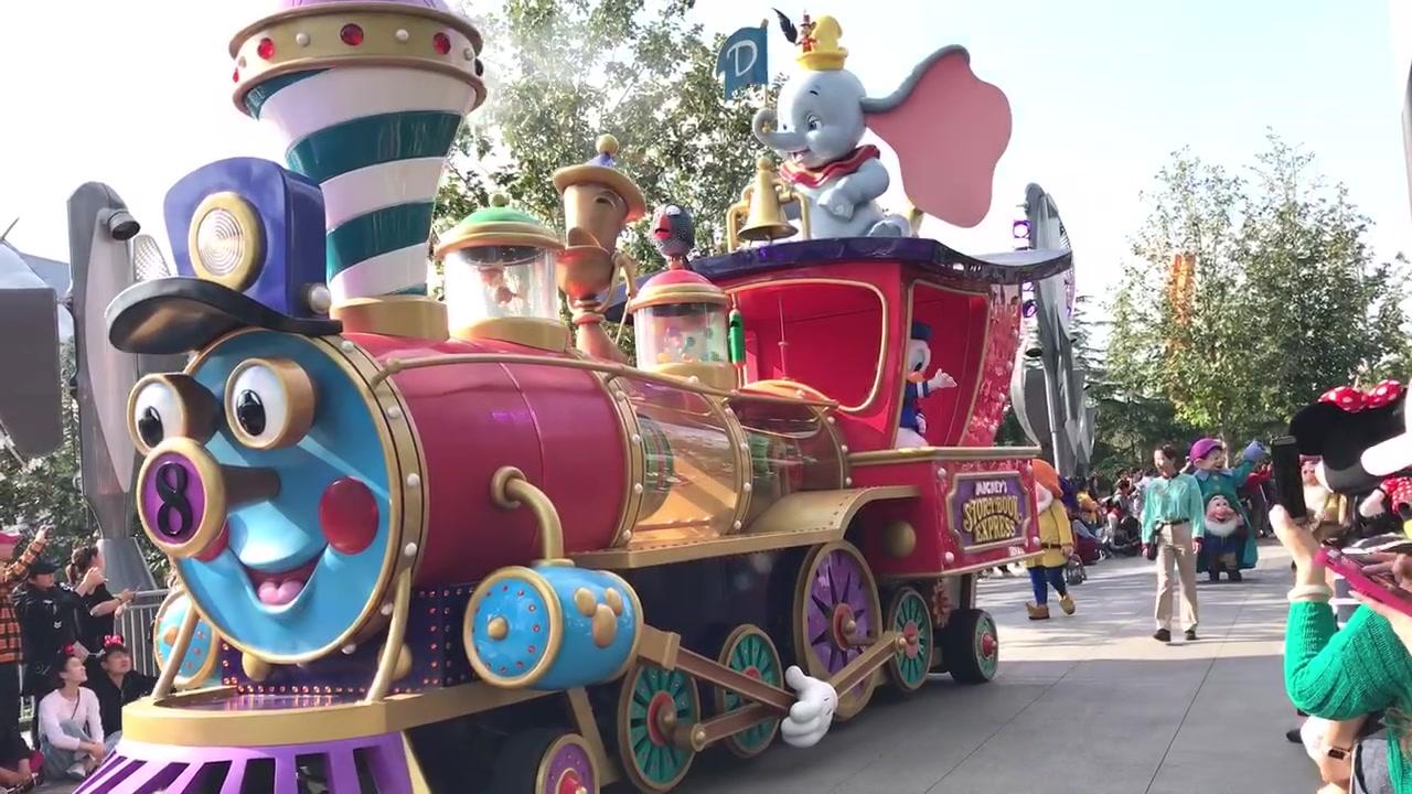 玻璃鋼火車(chē)主題花車(chē)
