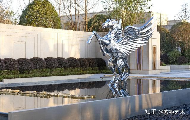 在進(jìn)行景觀雕塑估價(jià)時(shí)，需要綜合考慮的因素